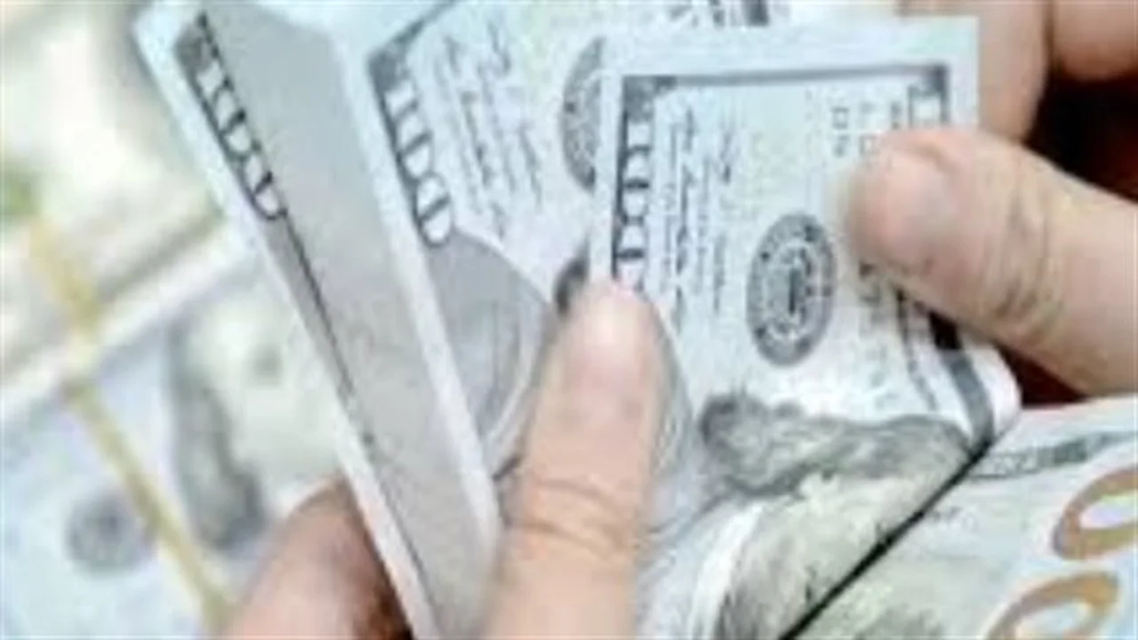 تحديثات الأسعار.. تباين سعر الدولار داخل البنك التجاري الدولي ومصرف أبو ظبي الإسلامي اليوم